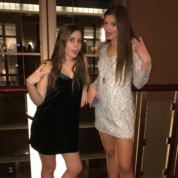 beautifully detailed lace dress - Picture 5 of 7